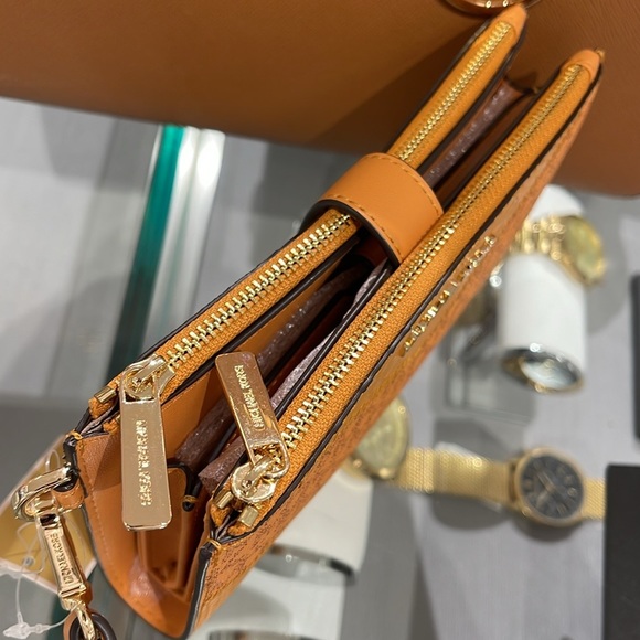 MICHAEL KORS JST LG DOUBLE ZIP WRISTLET WALLET PHONE HOLDER 
CIDER
NWT - Picture 13 of 16